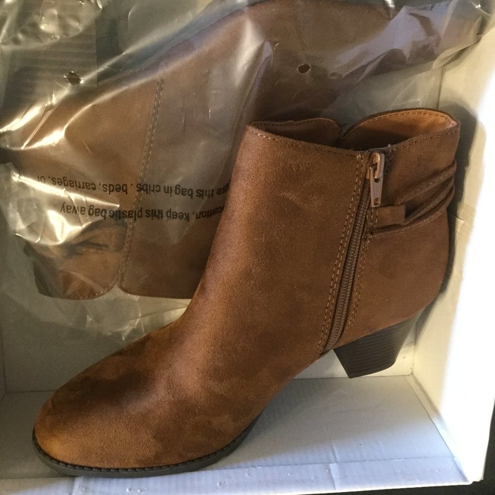 New in box City Classified brown western look booties size 8
